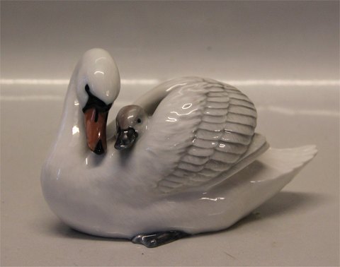 Royal Copenhagen figurine 0360 RC Swan with cygnet   9 x 16 cm, Allan Therkelsen 
1995 
