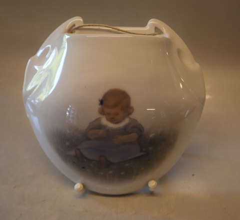 B&G 115 Vægvase Siddende lille pige 17 cm  Signeret MH Ida Margrethe Hyldahl 
Bing & Grøndahl